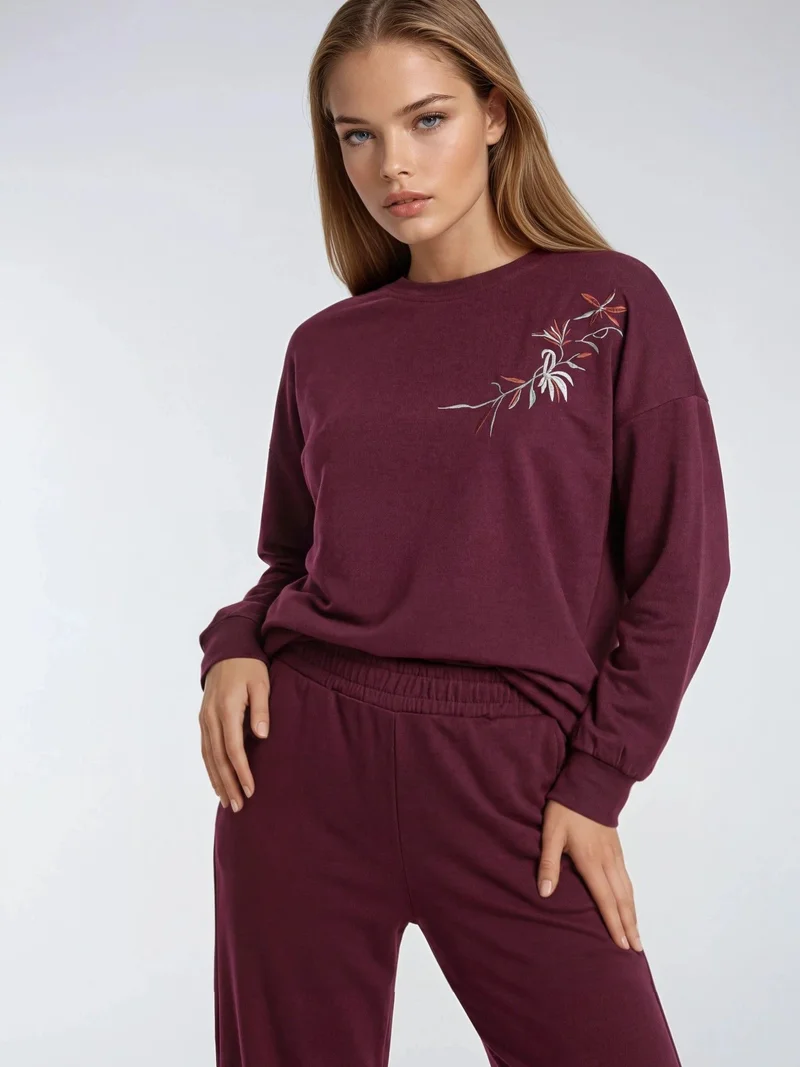 هيكاب طقم قطعتين من سويت شيرت بياقة مستديرة مطرز وبنطلون بقصة مستقيمة من مجموعة بيرسان